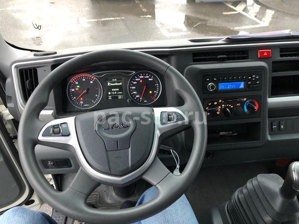 Бортовой а/м JAC N120 со шторным механизмом